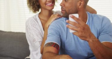 Kız erkek arkadaşının omuz üzerinden o metinler izlerken