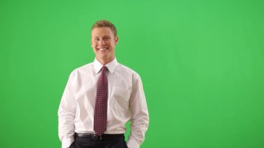 İş adamı ayakta seyir kamera