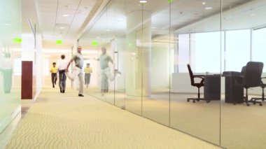 Koridorda dans eden dört ofis arkadaşı.