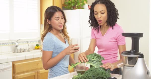 Prietenii Japonezi Afro Americani Uită Kale Proaspăt Fac Suc Proaspăt — Videoclip de stoc