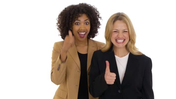 Två Affärskvinnor Ger Tummen Upp Till Kameran — Stockvideo
