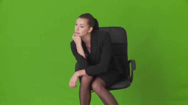 Sério Jovem Empresária Sentado Escritório Cadeira Pensando — Vídeo de Stock