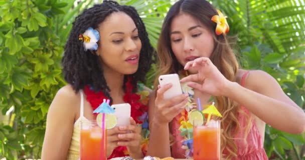 两个有趣的女孩在热带度假自拍 — 图库视频影像