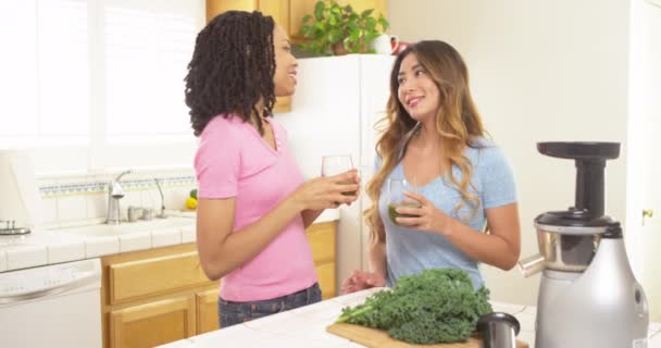 非裔美国人和亚裔妇女喝新鲜果汁 — 图库视频影像