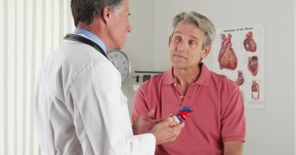 Γιατρός Εξηγεί Καρδιά Ηλικιωμένο Ασθενή — Αρχείο Βίντεο