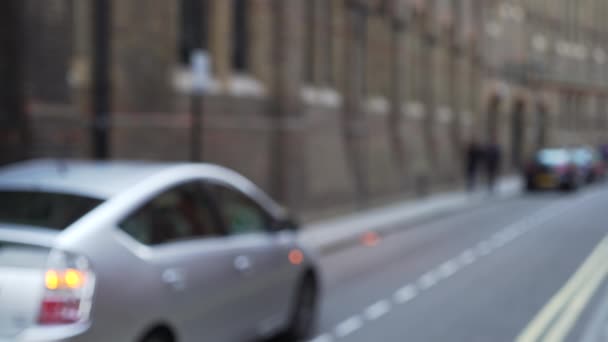 Blurred Shot Cars Parked London City Street Building Out Focus — Stock Video