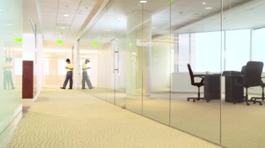 Ofis çalışanı koridorda mesaj atıyor.