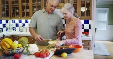 Son sınıf çifti birlikte yemek yapıyor.