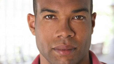 Afrika kökenli Amerikalı bir adamın yakın plan portresi.