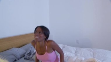 Sabahları genç bir kadın