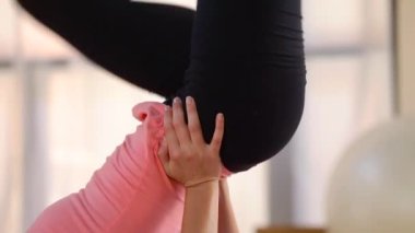 Paspasın üzerinde pilatus hareketi yapan genç bir kadına yaklaş.