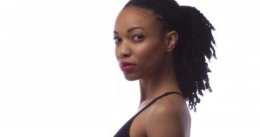 Kameraya bakarak güçlü siyah kadın