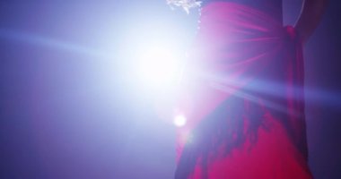 Flamenko dansçısı bir kadın hayranla dans ediyor.