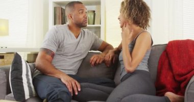 Afrikalı çift kanepede birlikte söz