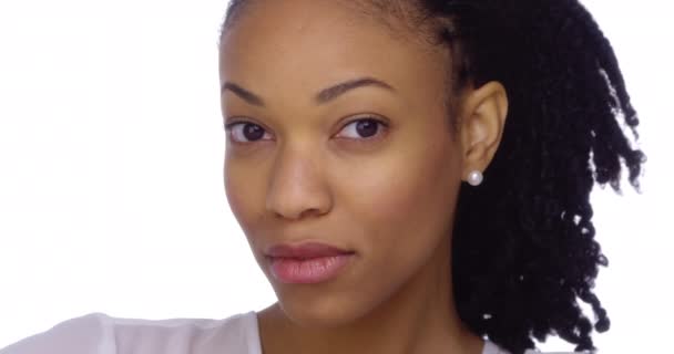 Afrykańska Kobieta Patrząc Aparat — Wideo stockowe