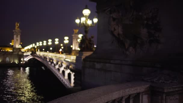 가로지르는 알렉상드르 다리의 낭만적 장면이다 프랑스 파리에서 프랑스 가로등 기둥들 — 비디오