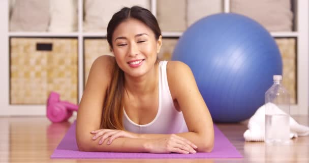 Yoga Mat Yalan Mutlu Japon Kadın — Stok video