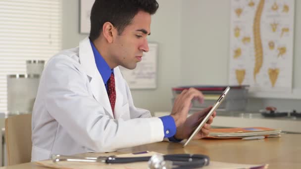 Medico Ispanico Che Lavora Tablet Ufficio — Video Stock