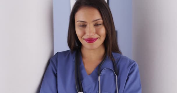 事務所に立っているヒスパニック系女性医師 — ストック動画