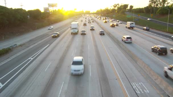 ロサンゼルスの高速道路での午後の交通背景に太陽の設定 — ストック動画