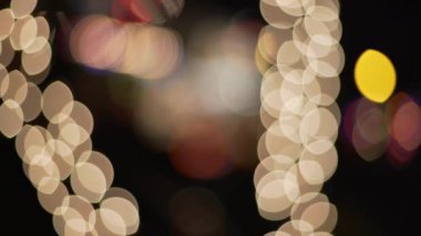 Şehirden gelen çok renkli bokeh kümeleri ve yeşil ekran veya krom anahtar için parti ışıklarının yanında. Birleşiklik veya anahtarlama için odak dışı veya odaklanmış çekim.