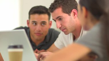 Dizüstü bilgisayardaki çeşitli ofis çalışanları