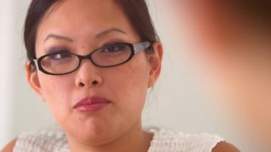 Asyalı iş kadınının bir toplantıda yakın çekimi.