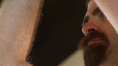 Huzurlu yoga stüdyosunda yoga dersi.