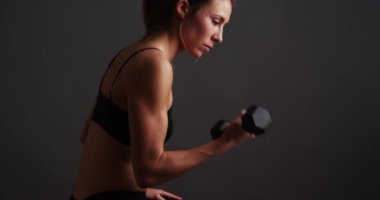 Sağlıklı kadın ağırlık kaldırıyor.