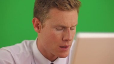 Bilgisayarda kötü haberler alan iş adamlarına yakın çekim