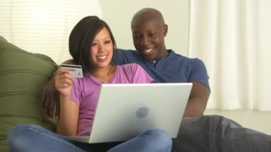 Çift laptop kullanarak online kredi kartı alışverişi yapıyor