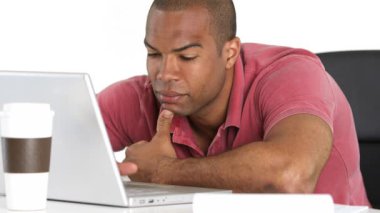 Bilgisayarlı ciddi bir adam çalışıyor.