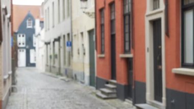 Avrupa 'daki dar kaldırım taşı sokağının arka planında birleşim için tarama yapılıyor. Bruges sokağının bulanık video arkaplanı. 4k