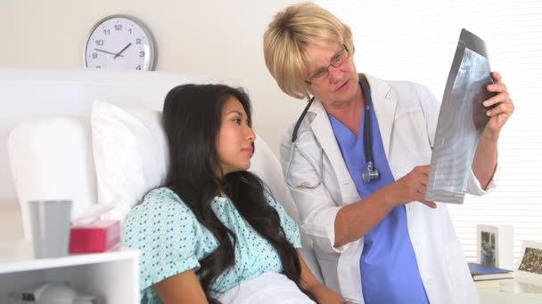 Médico Revisando Radiografía Del Paciente Japonés — Vídeos de Stock