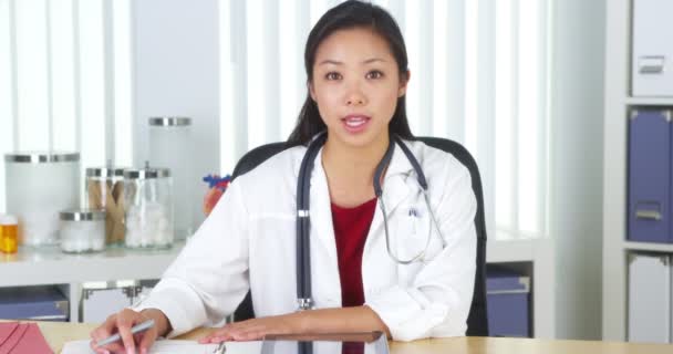 Médico Chinês Falando Com Câmera Mesa — Vídeo de Stock