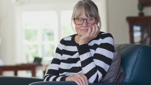 Yaşlı Beyaz Kadın Evde Kameraya Bakıyor Çenesi Elinde Dinleniyor Oturma — Stok video
