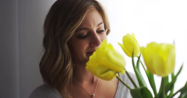 Jolie Fille Souriant Regardant Les Fleurs — Video