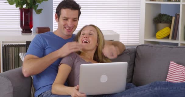 Paar Lachen Met Laptop Bank — Stockvideo