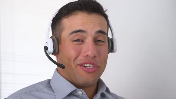 Sonriente Telemarketer Hispano Call Center — Vídeos de Stock