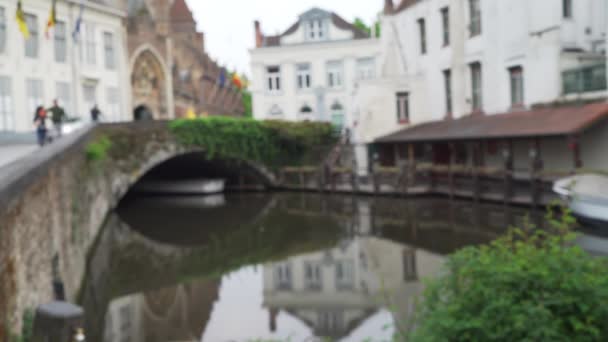 Buiten Focus Achtergrond Plaat Van Kanaal Brug Met Voetgangers Brugge — Stockvideo