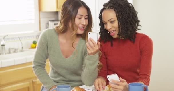 黑人和日本朋友吃早餐和使用手机 — 图库视频影像