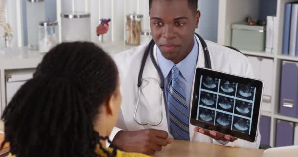 Czarny Lekarz Pomocą Tabletu Aby Pokazać Usg Pacjenta Biurko — Wideo stockowe