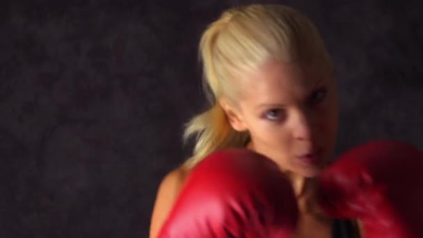 Bokser Intensywne Kobieta Rzucając Uderza — Wideo stockowe