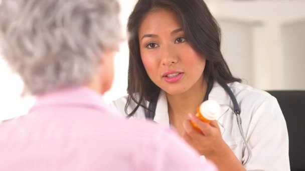 Asiatique Médecin Prescrire Des Médicaments Pour Femme Mature Patient — Video