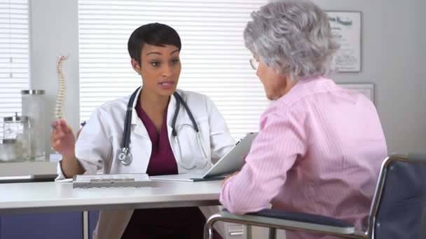 Médico Negro Hablando Con Una Anciana Discapacitada — Vídeos de Stock