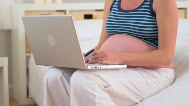 Madre Embarazada Usando Tarjeta Crédito Línea — Vídeos de Stock