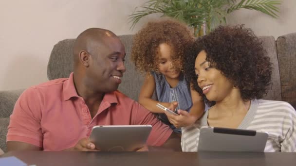 Família Afro Americana Usando Celular Tablets — Vídeo de Stock