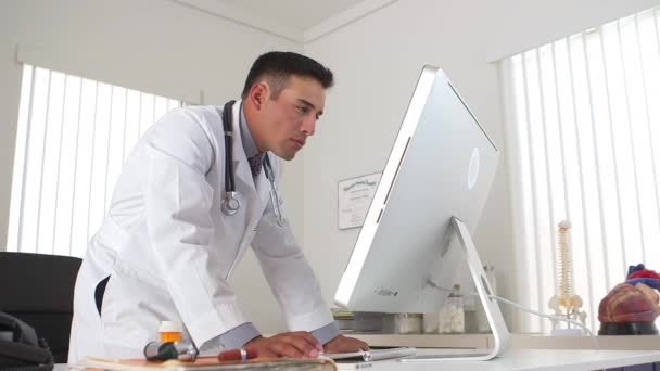 Ισπανόφωνος Γιατρός Χρησιμοποιώντας Επιτραπέζιο Υπολογιστή Στο Ιατρικό Γραφείο — Αρχείο Βίντεο