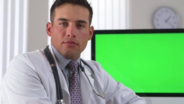 Medico Latino Seduto Con Schermo Verde Sul Computer Background — Video Stock