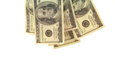 Beyazların üzerinde asılı 100 dolarlık banknotlar.
